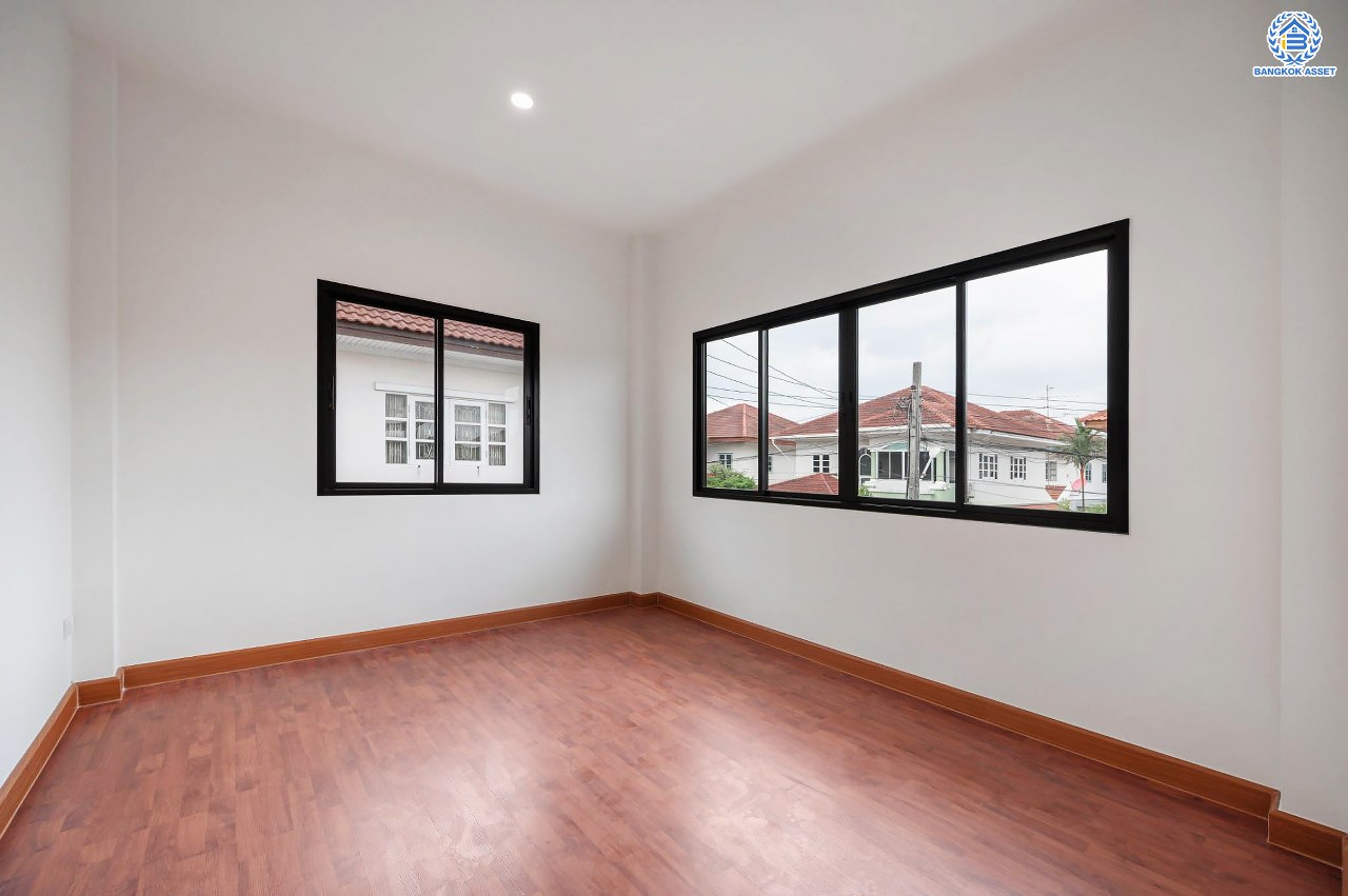 บ้านมือสองตกแต่งใหม่ โครงการ รติรมย์ 2 ราชพฤกษ์-กาญจนาภิเษก ซ.สวนผัก32 บ้านดีไซน์สวยพร้อมอยู่ เนื้อที่ 60 ตร.ว. ฟังก์ชัน 3 ห้องนอน 2 ห้องน้ำ 2 ที่จอดรถ บนทำเลศักยภาพ เชื่อมต่อหลายเส้นทางหลัก ใกล้ทางด่วน "ศรีรัช" และแหล่ง Community Mall ชั้นนำมากมาย